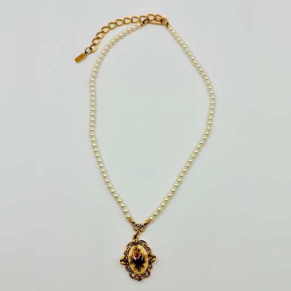 1928 Faux Pearl and Rose Pendant Necklace - Picture 2 of 8